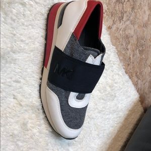 Never been worn no shoe box price is negotiable